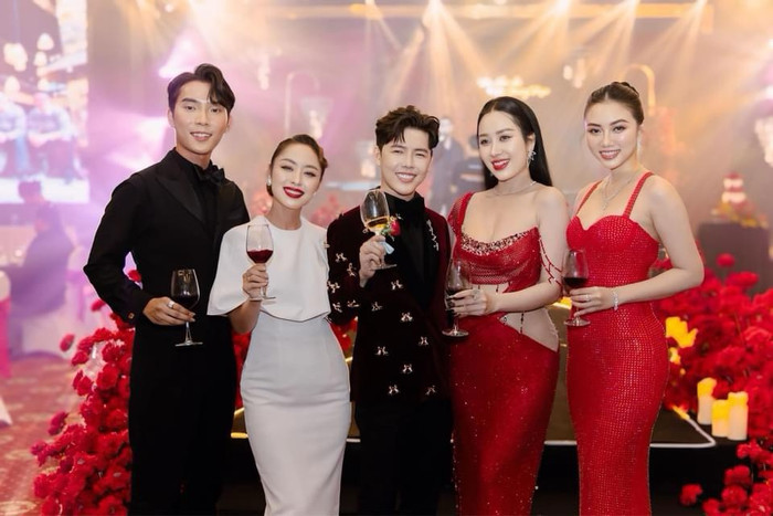 Dàn khách mời của gia đình vô cùng sang trọng.