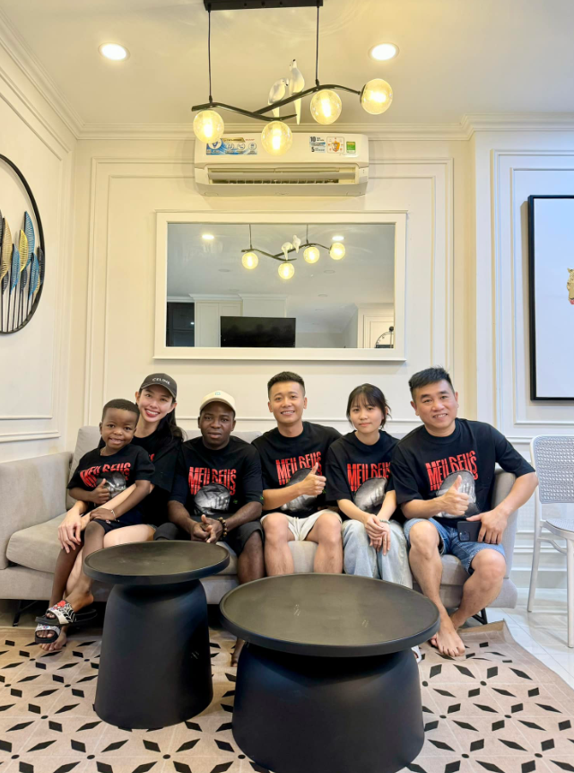 Thuỳ Tiên chụp ảnh cùng team Châu Phi.