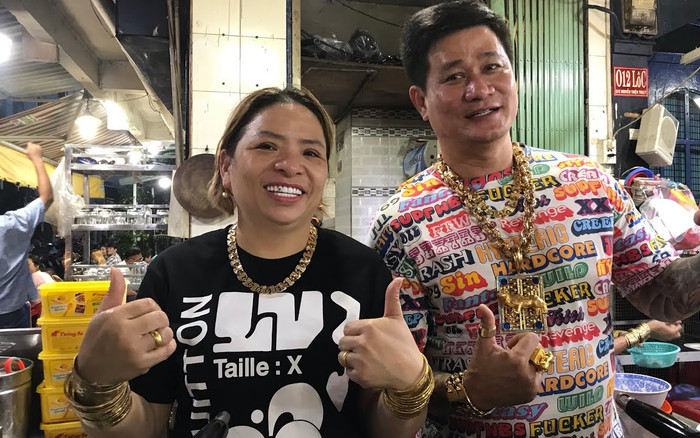 Cặp vợ chồng Sài Gòn đeo gần 200 cây vàng trên người khi bán ốc Ảnh 2