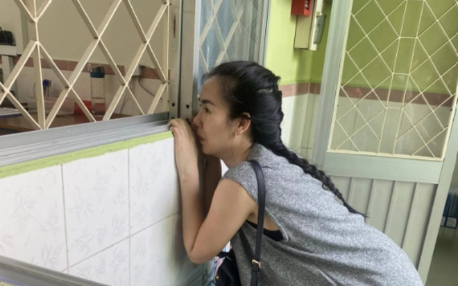 Võ Hạ Trâm lén lút ngó con gái qua cửa sổ lớp học: 'Mẹ nào cũng vậy thôi' Ảnh 2