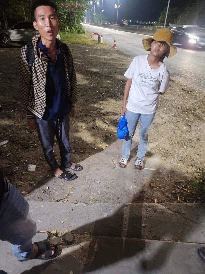 Hai anh em bị đuổi xuống xe tại Huế và được lực lượng CSGT hỗ trợ giữa đường.