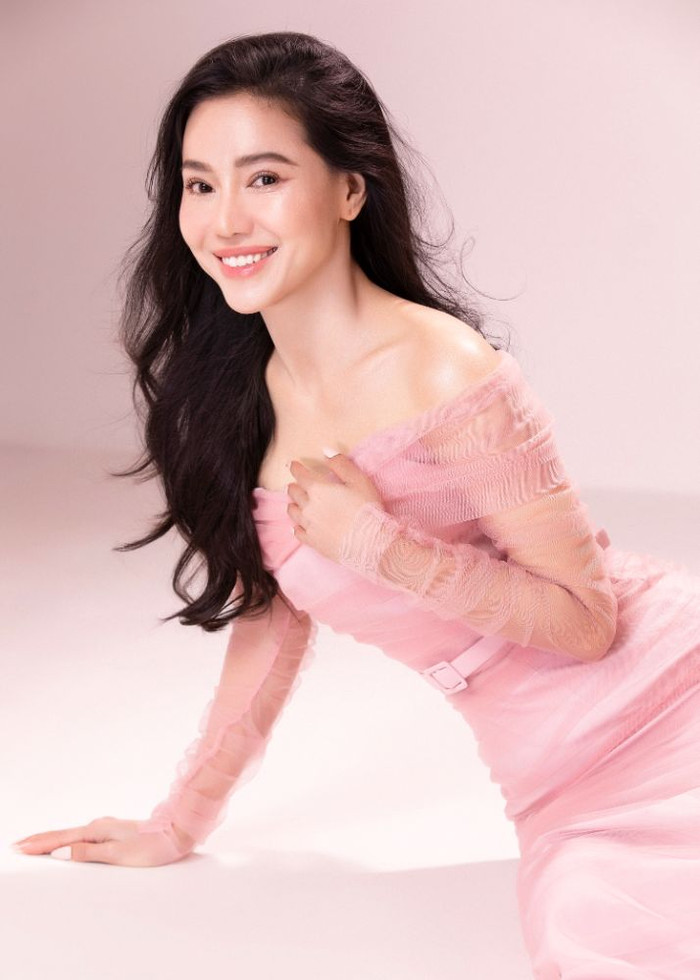 Cô bộc bạch: “Tôi cảm giác yoga là bộ môn mà 'tập ngày nào, hưởng lợi ích ngay ngày đó' và tích lũy sức khỏe thật sự tốt. Yoga không chỉ giúp chúng ta đẹp về ngoại hình mà còn hỗ trợ chúng ta có sức khỏe tốt hơn”.