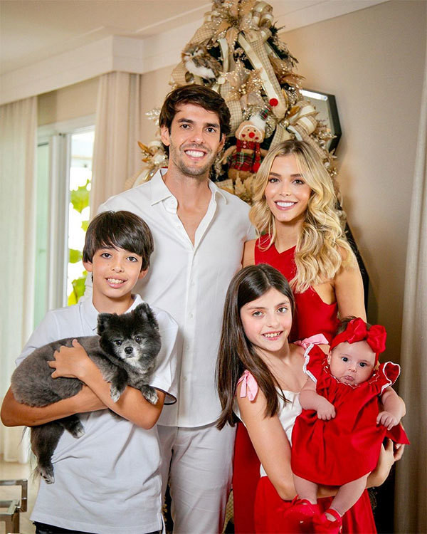 Kaka hạnh phúc bên vợ mới. 