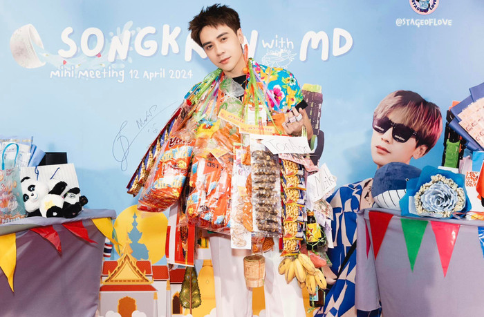 Sau Quang Hùng MasterD, thêm một nam ca sĩ Việt được khán giả tặng nhu yếu phẩm khi đi diễn Ảnh 4