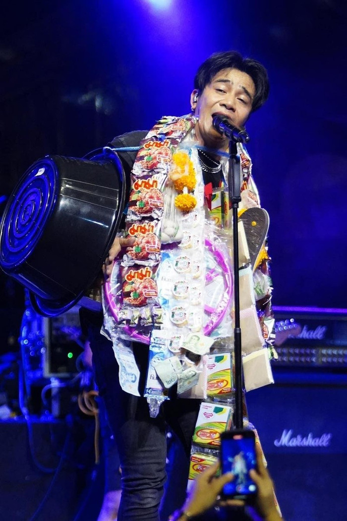 Kong Huayrai là nhân vật điển hình tại Thái Lan khi được khán giả tặng những vật phẩm cực 'độc - lạ' mỗi khi đi diễn.