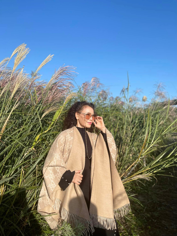 Chẳng kém cạnh con gái, mẹ ruột Hồ Ngọc Hà gây ấn tượng với phong cách thời trang hiện đại, phóng khoáng. Bà cũng khá mát tay trong cách kết hợp phụ kiện đi kèm để tổng thể trang phục thêm phần nổi bật.