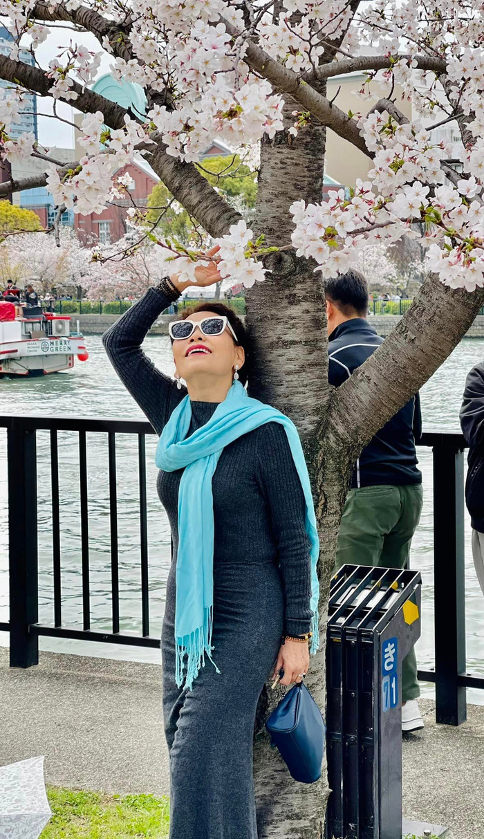 Bà Ngọc Hương - mẹ ruột của Hồ Ngọc Hà sở hữu sắc vóc đáng ngưỡng mộ ở tuổi 64. Mẹ vợ Kim Lý sở hữu gương mặt rạng rỡ, tươi tắn và không lộ rõ nhiều dấu hiệu về tuổi tác. Thậm chí, bà còn được khen ngợi có diện mạo trẻ trung hơn so với tuổi thật.