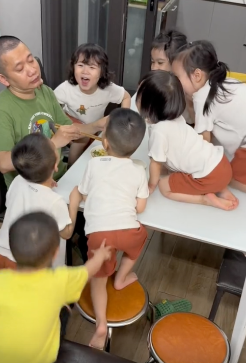 Khoảnh khắc đáng yêu của gia đình anh Hiếu.