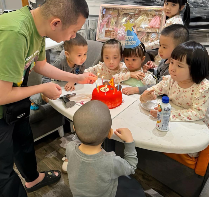 Cuộc sống của ông bố nuôi 7 người con được dân mạng quan tâm.