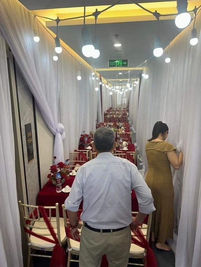 Bên ngoài hành lang, gia đình dựng rạp, đặt bàn ghế. Alen Nguyen