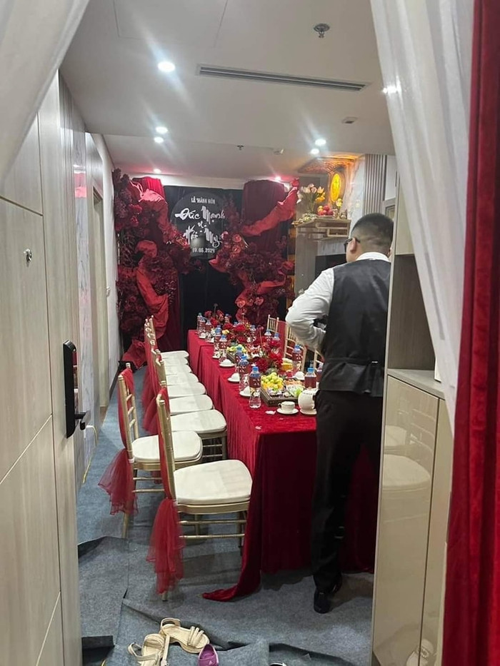Phía trong căn hộ, gia đình dựng phông nền để thực hiện lễ gia tiên cho cô dâu - chú rể. Alen Nguyen