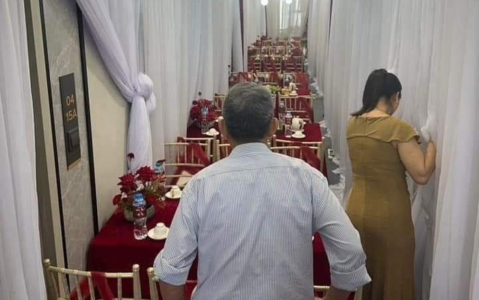 Đám cưới được tổ chức tại hành lang chung cư khiến dân tình ngỡ ngàng Ảnh 2