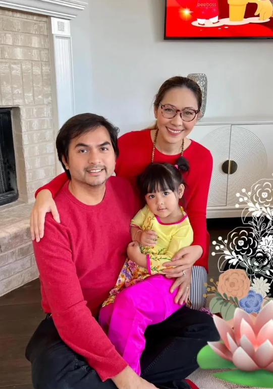 Đức Tiến bên vợ con.