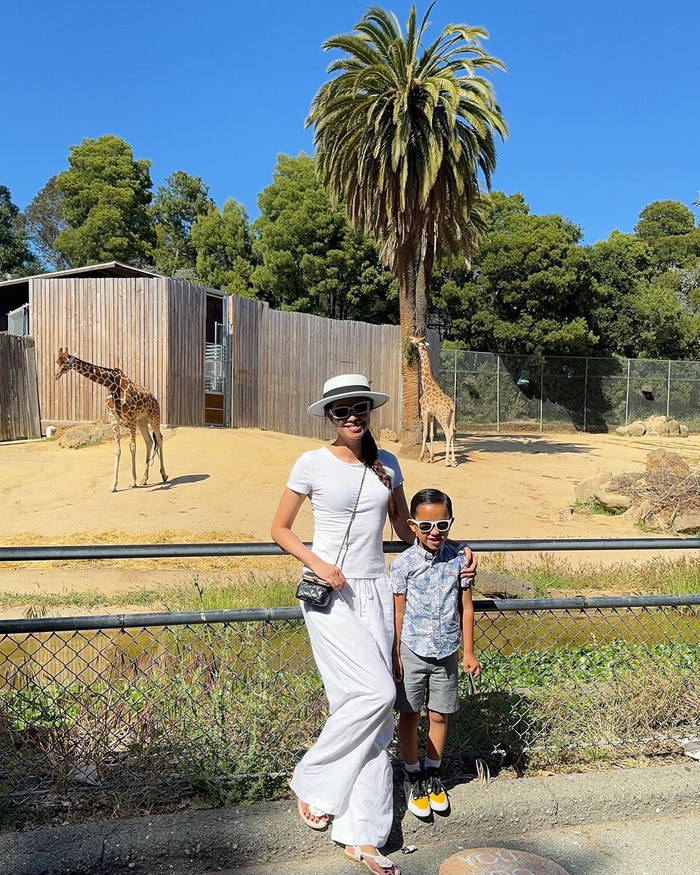 Phạm Hương chụp ảnh cùng con trai, bé Max được nhiều người nhận xét ngày càng cao lớn, trổ mã rõ rệt so với trước đây. Ảnh: Instagram phamhuongbee