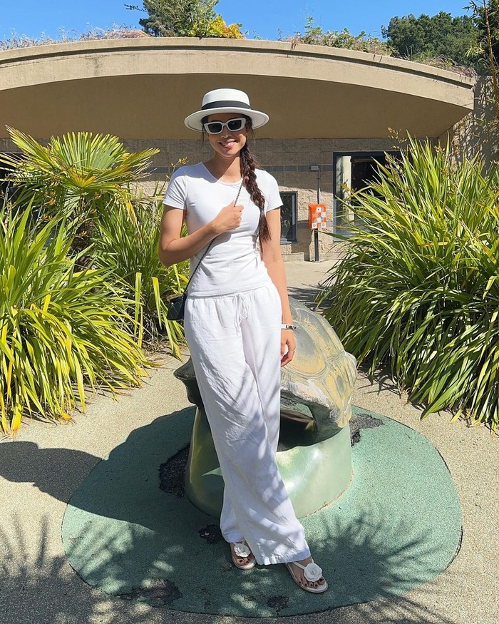 Phạm Hương ngầm khoe vòng eo thon khi mặc đồ sáng màu. Ảnh: Instagram phamhuongbee