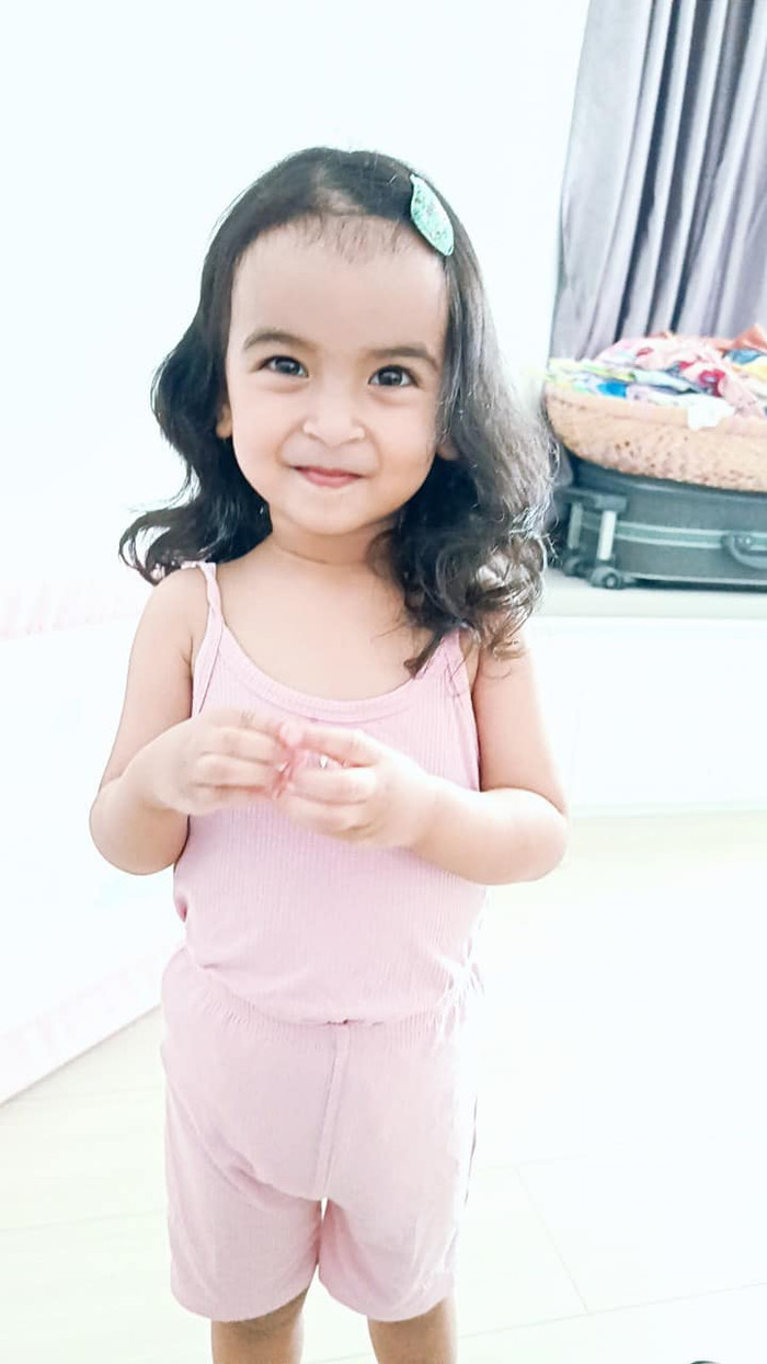 Bé Moon hào hứng khi biết tin mẹ có em bé.