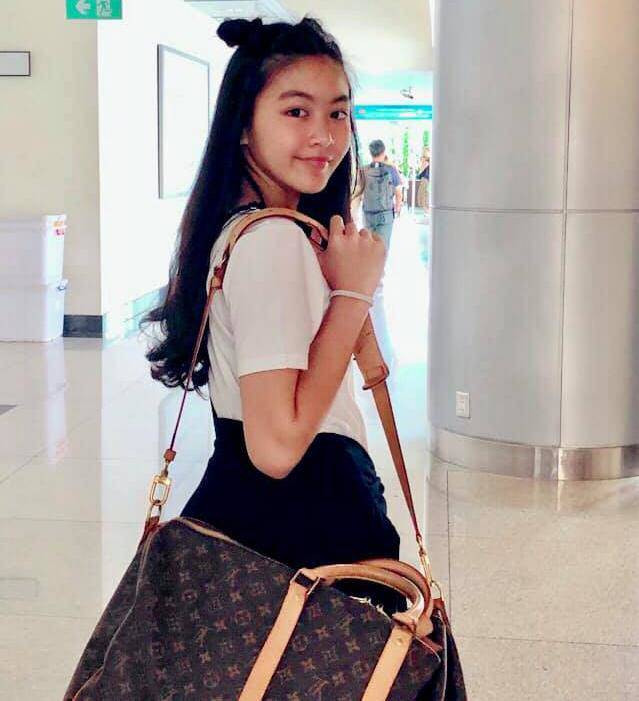 Cách đây mấy năm, trong chuyến du lịch cùng gia đình, Lọ Lem nhà Quyền Linh cũng nhận được nhiều sự ngưỡng mộ khi mang theo chiếc túi xách đến từ thương hiệu Louis Vuiton. Dĩ nhiên, chiếc túi này đáng giá hơn cả trăm triệu.