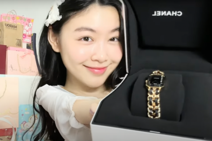 Trong ngày sinh nhật 18 tuổi, Lọ Lem đã được tặng một món quà vô cùng giá trị là chiếc đồng hồ Première Édition Originale đến từ thương hiệu Chanel. Được biết đây cũng là chiếc đồng hồ yêu thích của cô nàng JENNIE (BLACKPINK) có giá hơn 100 triệu đồng.