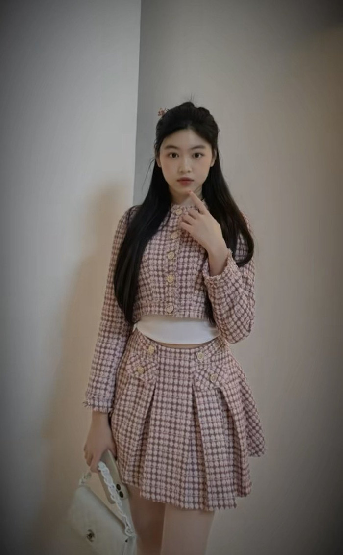 Điệu đà xuống phố, không ít lần người hâm mộ bắt gặp Lọ Lem sử dụng những chiếc túi hiệu có giá trị hàng trăm triệu đồng dù chỉ mới 18 tuổi.