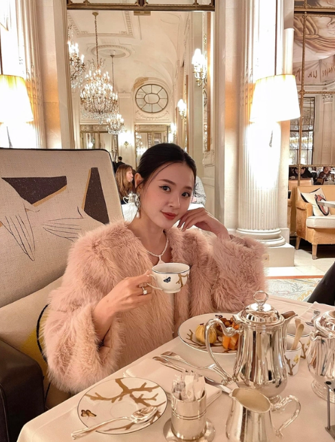 Nữ diễn viên Midu dự định sẽ công khai thông tin về chồng vào thời điểm thích hợp. Vì thế, cô cũng chỉ đăng hình ảnh liên quan đến cuộc sống, không khoe bất kỳ bức ảnh nào trong tiệc cưới thân mật ở Đà Lạt