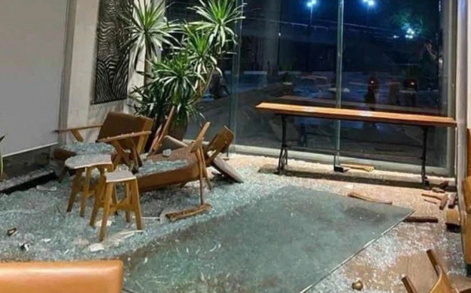 Vụ nữ bác sĩ bị tấm kính quán cafe rơi vào người ở Hà Nội: Thống nhất phương án xử lý Ảnh 2
