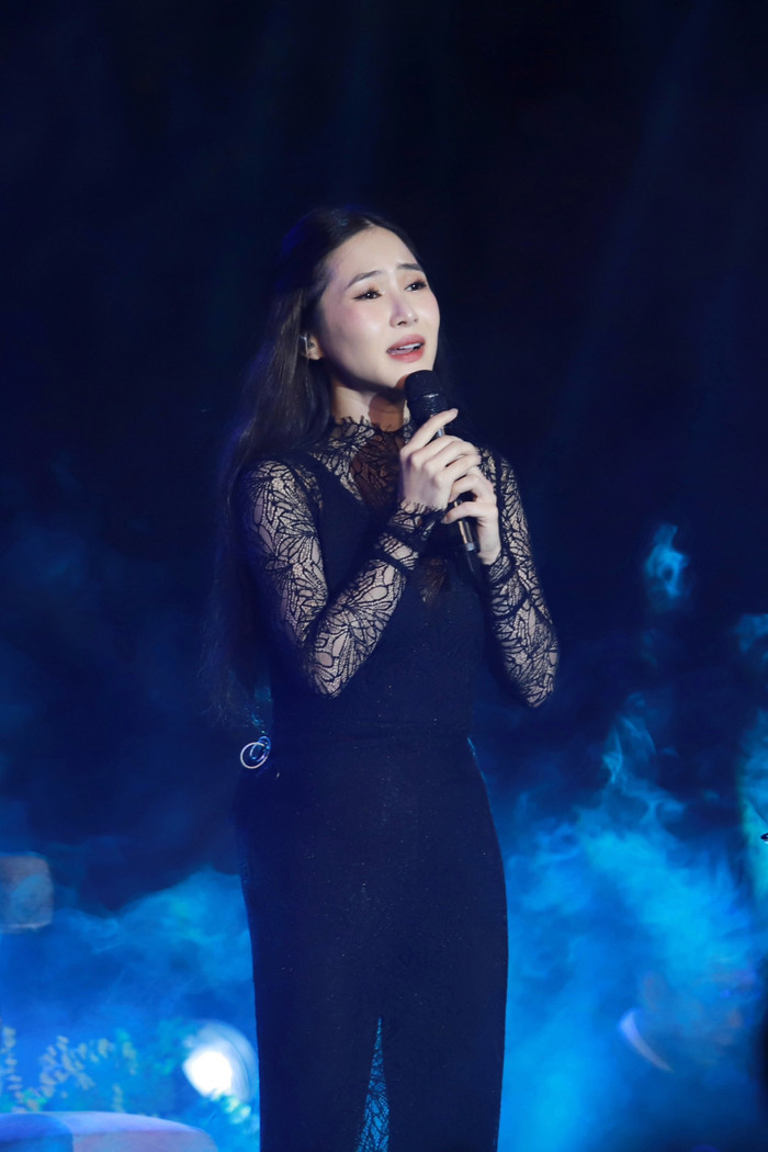 Hương Tràm xúc động trước tình cảm của khán giả.