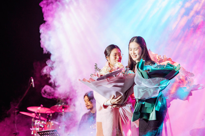 Nữ ca sĩ tất bật chạy show khi về nước.