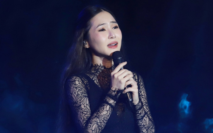 Hương Tràm tiết lộ thích ôm, thích 'đụng chạm', đau đớn khi phải xa người hâm mộ Ảnh 2