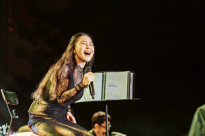 Hương Tràm thăng hoa trên sân khấu. 