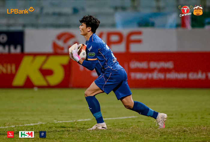 Thủ môn Bùi Tiến Dũng đang có phong độ ấn tương cùng CLB LPB HAGL nhưng vẫn còn nỗi lo lớn về tương lai. Ảnh: CLB LPB HAGL