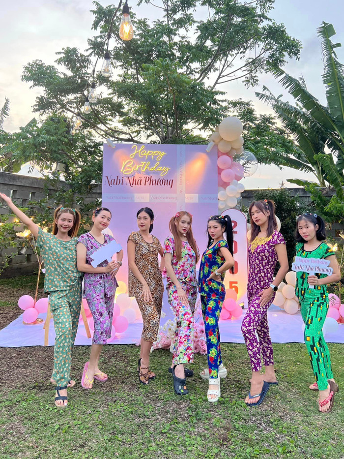 Nhã Phương tự tin 'thả dáng' cùng hội chị em. Ảnh: Facebook Khả Ngân