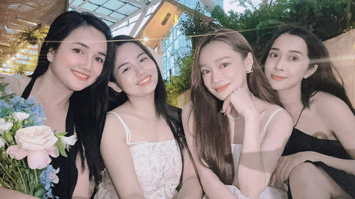 Nhã Phương được chị gái hết lời khen ngợi về tính cách, lối sống tình cảm và luôn hướng về gia đình. Ảnh: Facebook Bich Tram