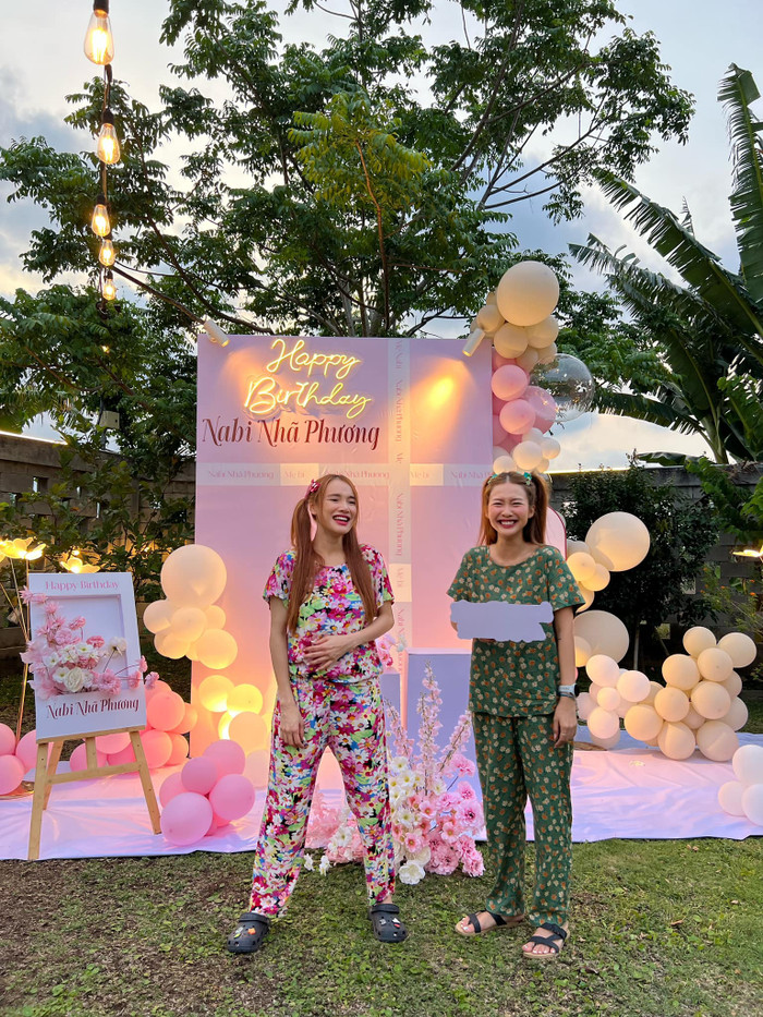 Nhã Phương và Khả Ngân cười toe toét khi vui chơi hết mình trong bữa tiệc. Ảnh: Facebook Khả Ngân