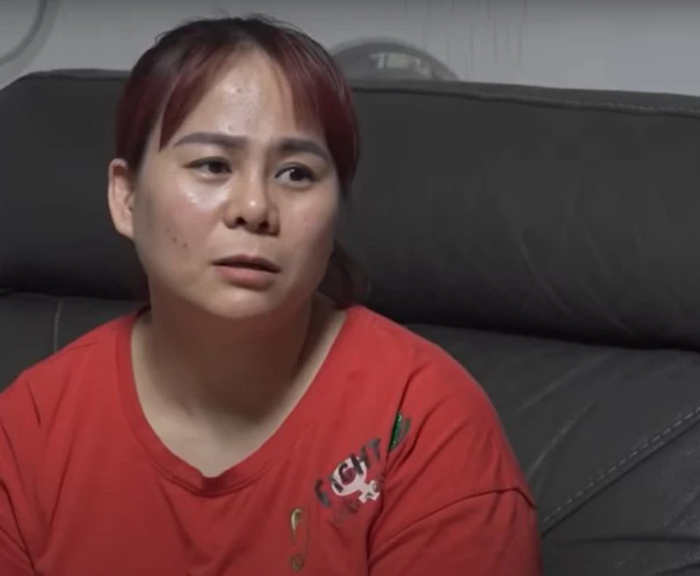 Vợ Việt phải làm việc cực nhọc để kiếm tiền lo cho gia đình. 