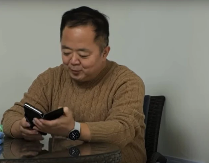 Anh còn cho biết vợ Việt thường xuyên nói chuyện điện thoại với gia đình ở Việt Nam và phớt lờ những việc trong nhà. 