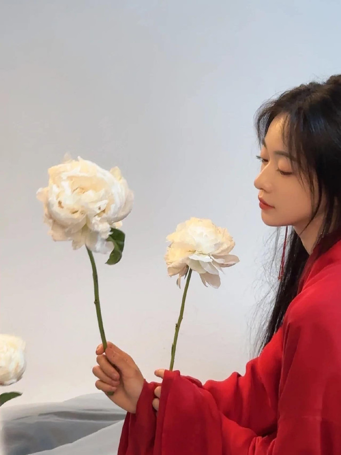 Ngô Cẩn Ngôn với tạo hình váy đỏ