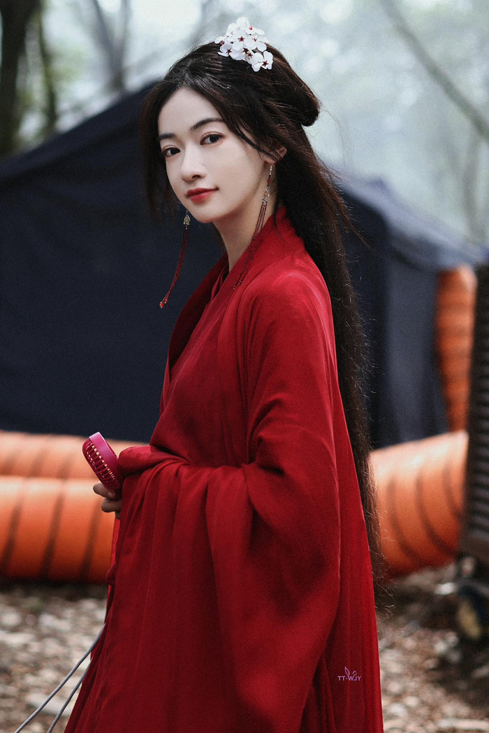 Con gái cưng của Vu Chính lộ diện, chỉ một tạo hình váy đỏ cũng đủ khiến Bạch Lộc bị lu mờ Ảnh 1