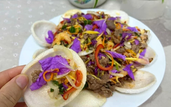 Loài hoa tím nở khắp đường phố Việt Nam giờ thành món gỏi khiến chị em mê tít Ảnh 2