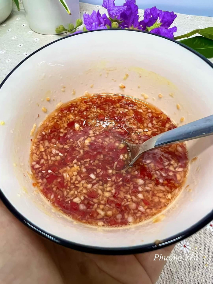 Loài hoa tím nở khắp đường phố Việt Nam giờ thành món gỏi khiến chị em mê tít Ảnh 7