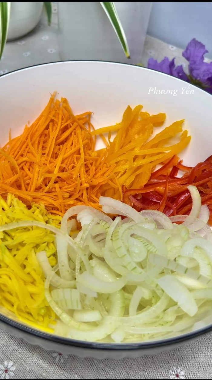 Loài hoa tím nở khắp đường phố Việt Nam giờ thành món gỏi khiến chị em mê tít Ảnh 6