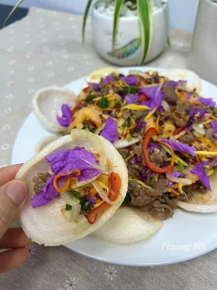 Thành phẩm món gỏi hoa bằng lăng