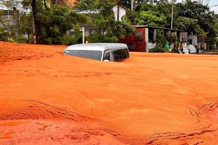 Cát đỏ ập xuống bất ngờ sau cơn mưa lớn. Ảnh: Dân Trí