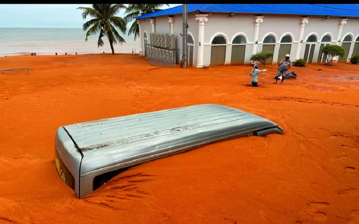 Cát đỏ khổng lồ ập xuống vùi lấp ô tô, nhà hàng ở Bình Thuận Ảnh 2