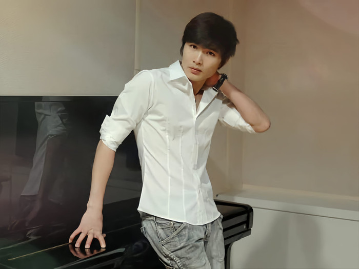 Quang Sự chia sẻ ảnh 16 năm trước, lúc đó, anh khoảng 23 tuổi.