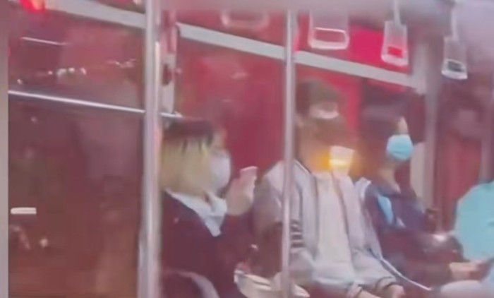 'Bản sao' của cô gái trên xe buýt.