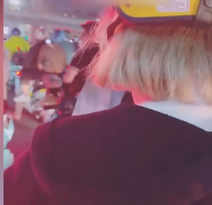 Giống nhau từ phong cách ăn mặc, tóc tai đến ngoại hình.