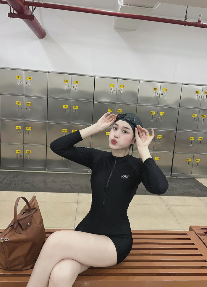 Đỗ Thị Hà khoe vòng eo nhỏ nhắn hậu tăng cân.