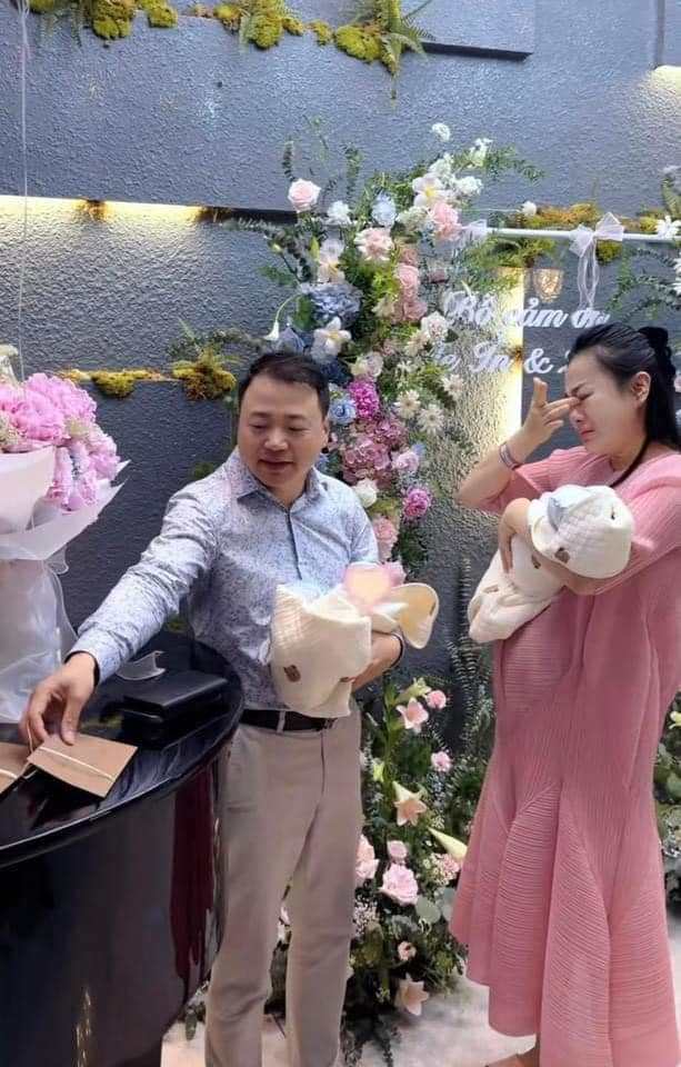 Vòng eo của Phương Oanh đã nhỏ hơn trước khá nhiều sau khi cặp song thai chào đời.