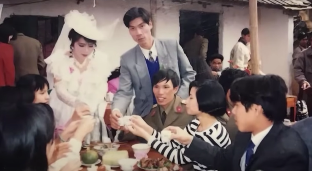 Gia đình và bạn bè chúc phúc cho cặp đôi