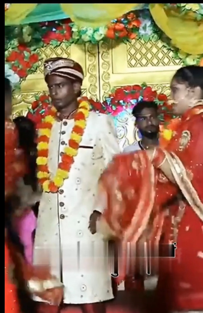 Chú rể tỏ ra bất lực trước tình huống bất ngờ trên.